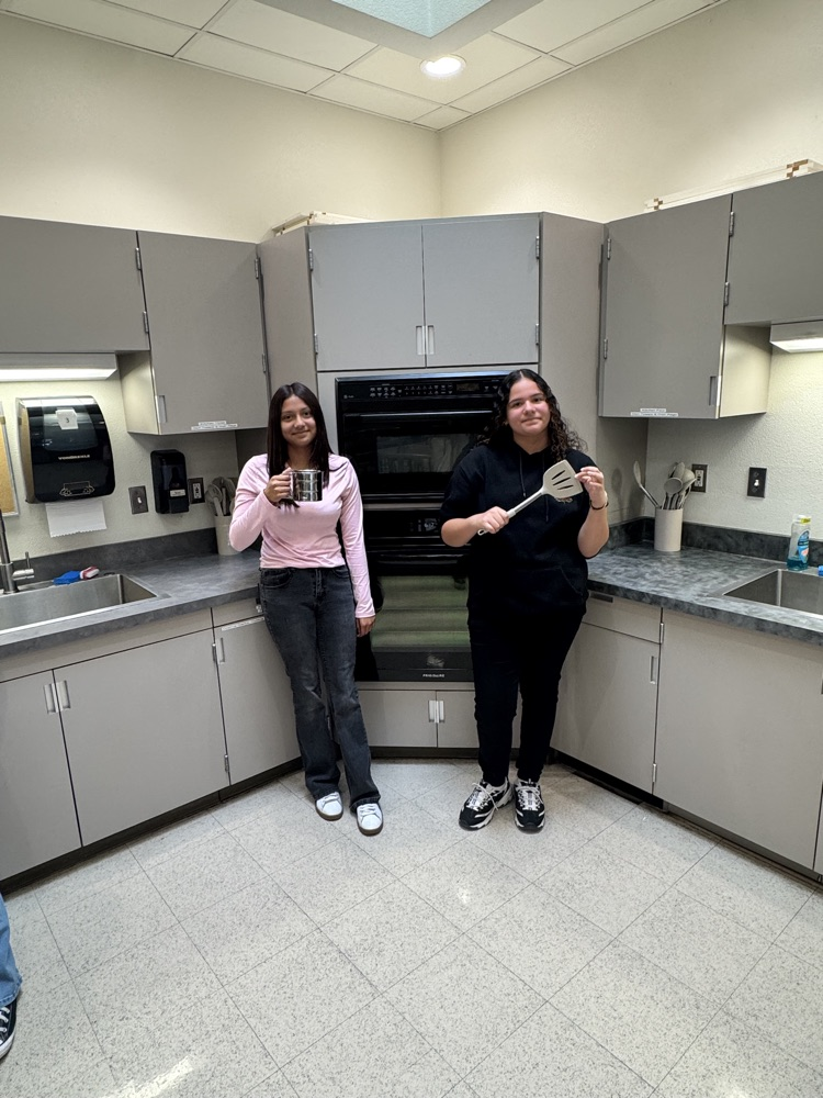 🍳 Did you know LBJHS offers an incredible culinary elective? Students are gaining hands-on experience in the kitchen — from mastering safety basics to whipping up delicious dishes! 👩🍳👨🍳#LosBanosUSD #CulinaryClass #StudentSuccess #EverydayExcellence