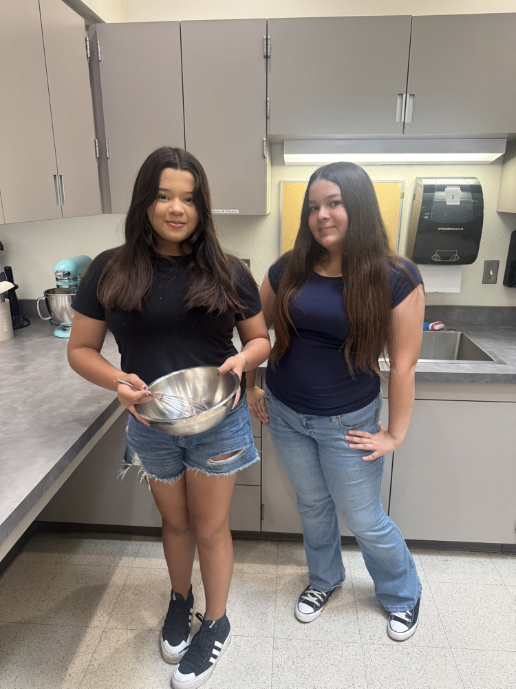 🍳 Did you know LBJHS offers an incredible culinary elective? Students are gaining hands-on experience in the kitchen — from mastering safety basics to whipping up delicious dishes! 👩🍳👨🍳#LosBanosUSD #CulinaryClass #StudentSuccess #EverydayExcellence