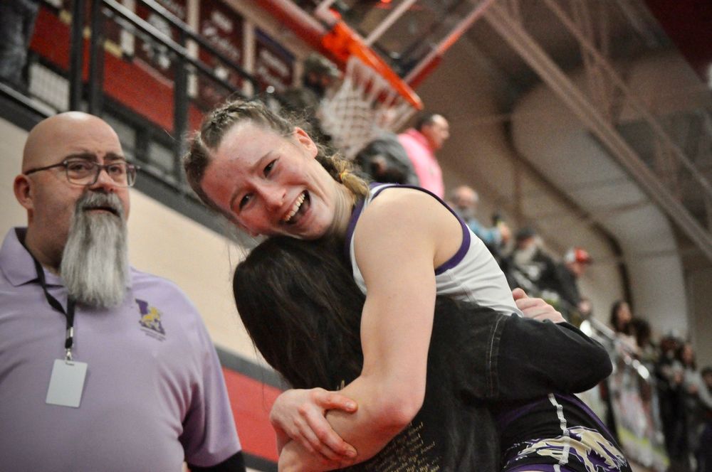 SHE’S A FRESHMAN! Following an already successful season, freshman Maddie Zierott earned her spot in the class B state tournament. Zierott ended up as the class B-3 120lb runner-up. 
