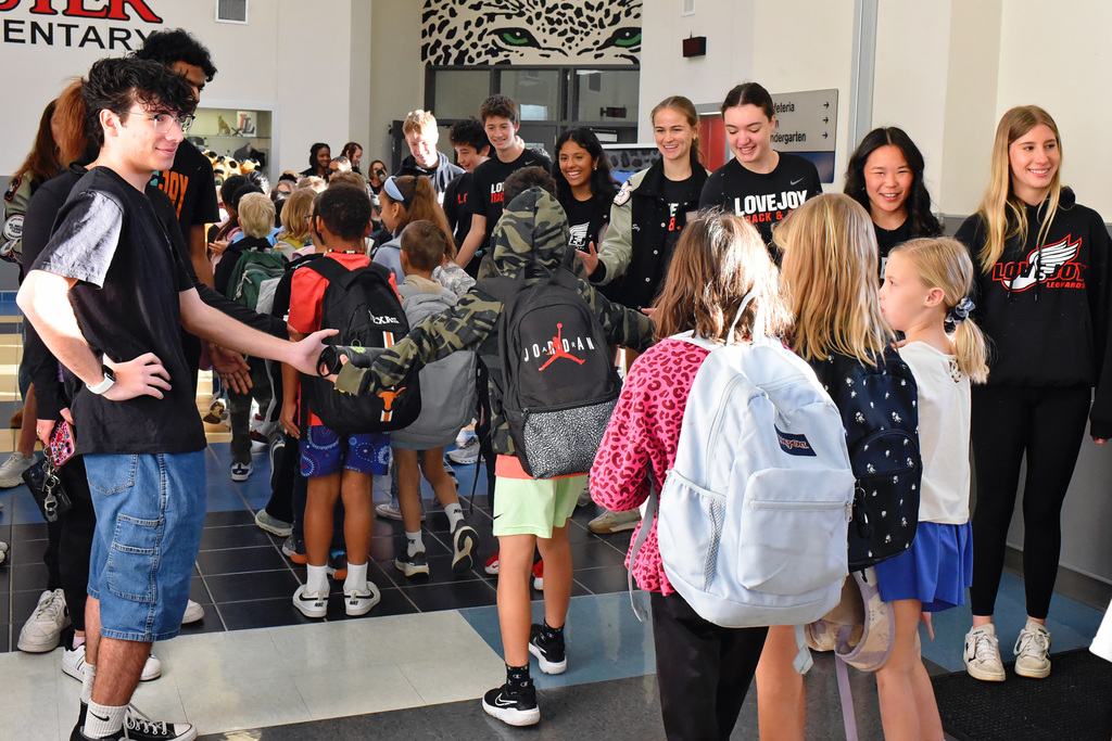 LHS Majestics, Golf, Track & Field, and Baseball programs visiting Puster Elementary for Reading with the Leopards
