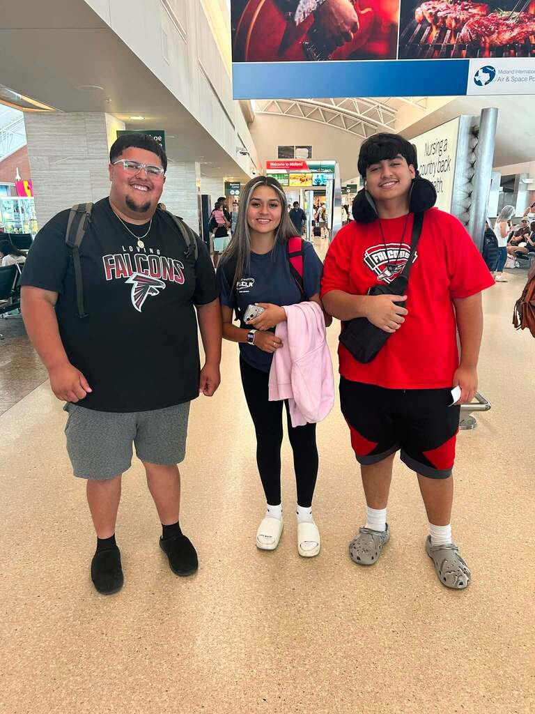 FCCLA students pose at airport on their way to convention
