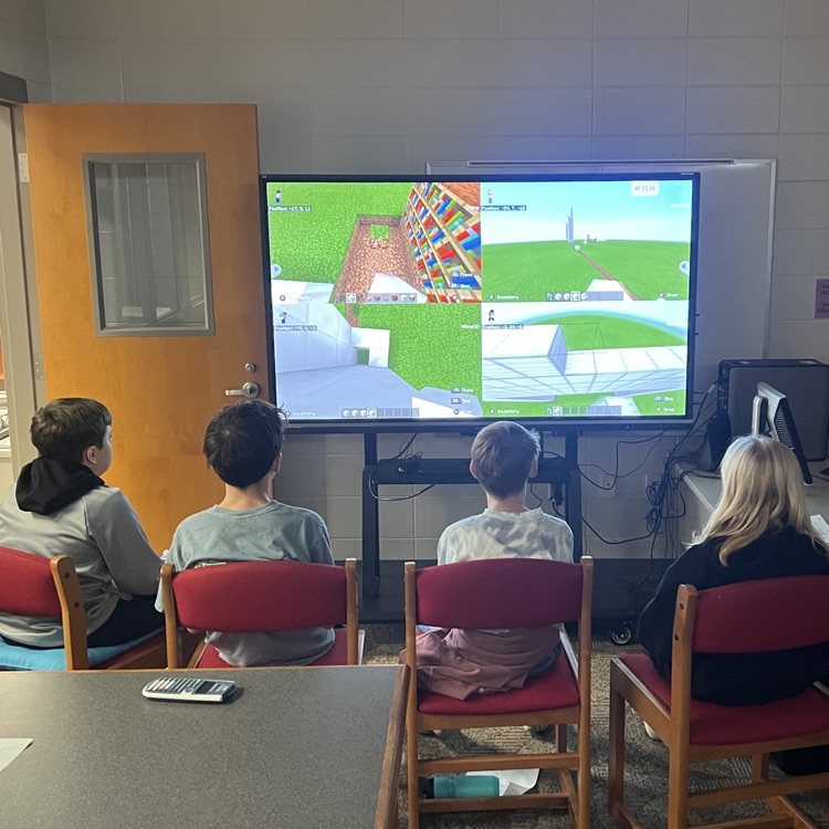 students playing Minecraft