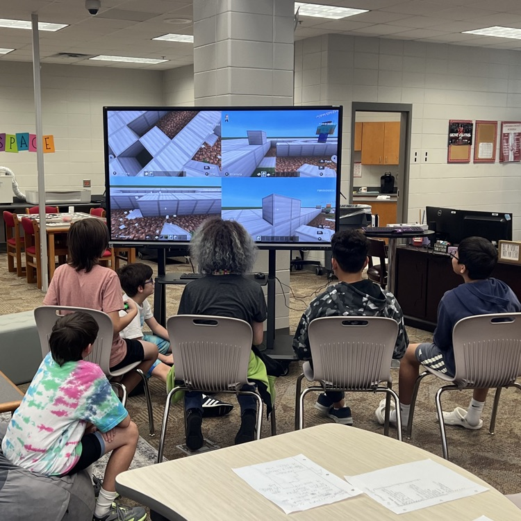 students playing Minecraft