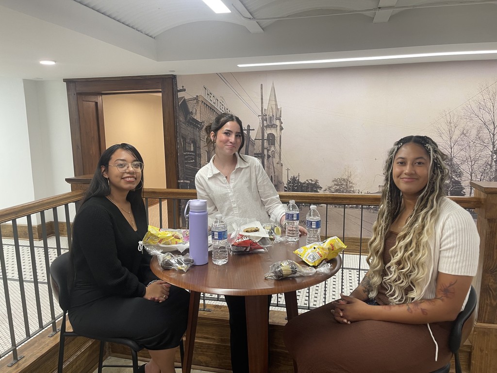 Students eating lunch