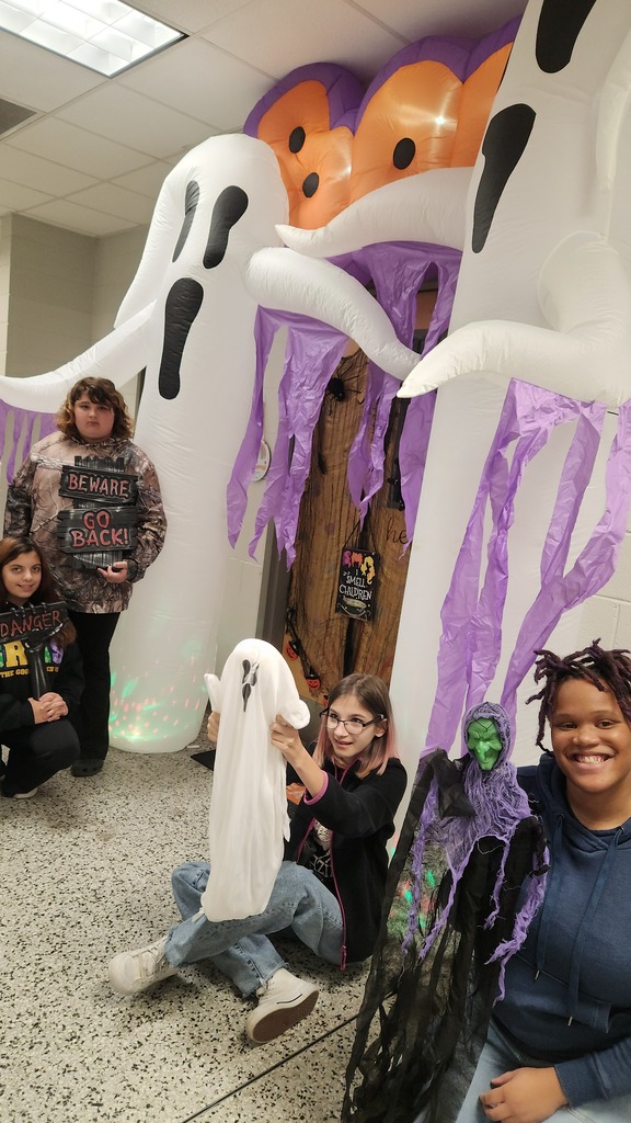 🎃👻 Mrs. Robertson’s class is getting excited for Halloween! 🕸️🦇 They’ve turned the hallway into a spooktacular scene filled with ghosts, ghouls, and lots of smiles. 👻✨