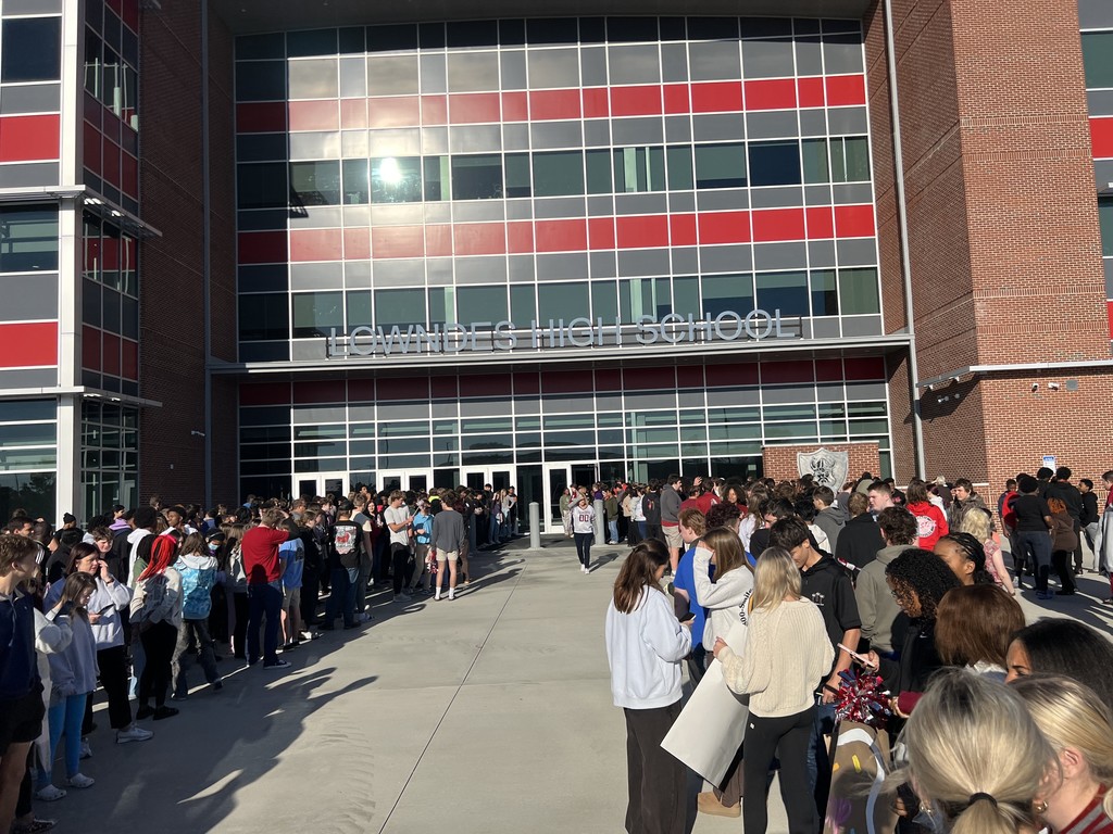 Crowd lined up to cheer on the cheerleaders as they leave for state