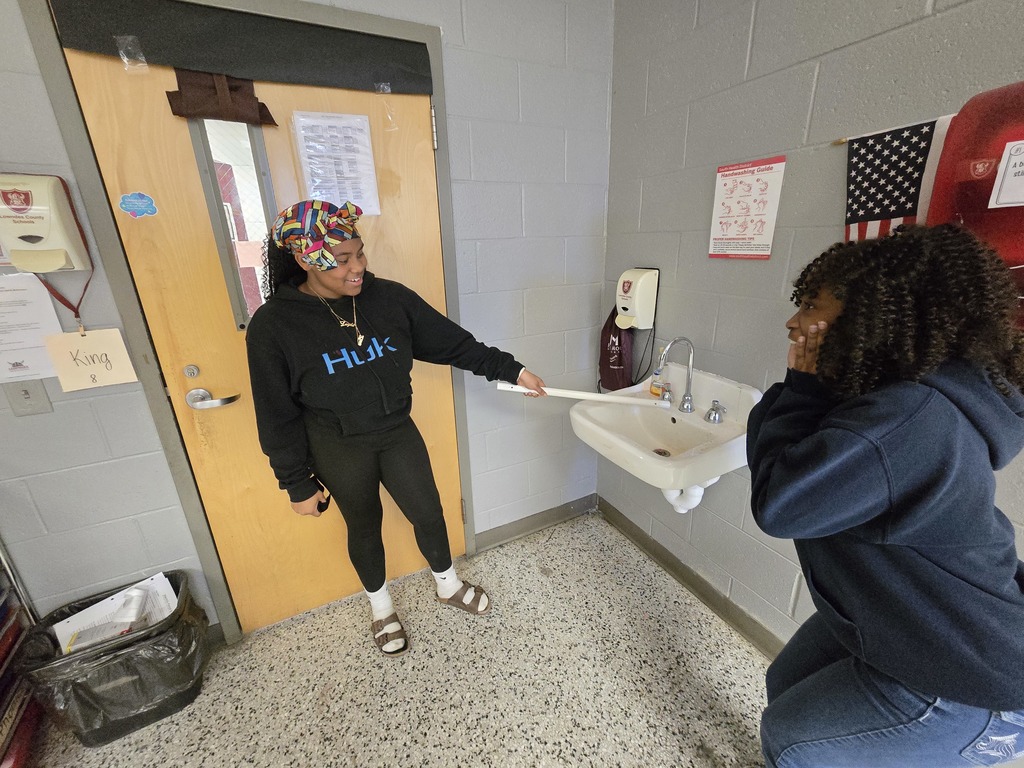 If your 8th grader comes home trying to stick a balloon to everything… blame science 😄🎈⚡️ Static electricity stations helped us explore why objects attract, repel, and sometimes make your hair stand up!