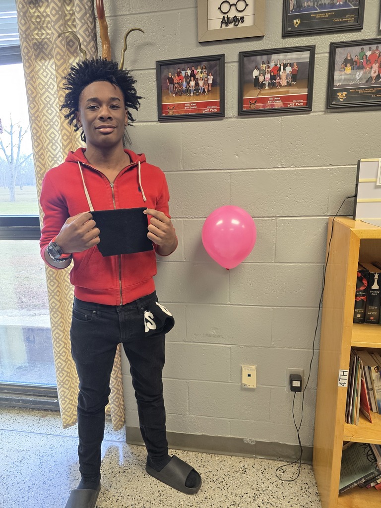 If your 8th grader comes home trying to stick a balloon to everything… blame science 😄🎈⚡️ Static electricity stations helped us explore why objects attract, repel, and sometimes make your hair stand up!
