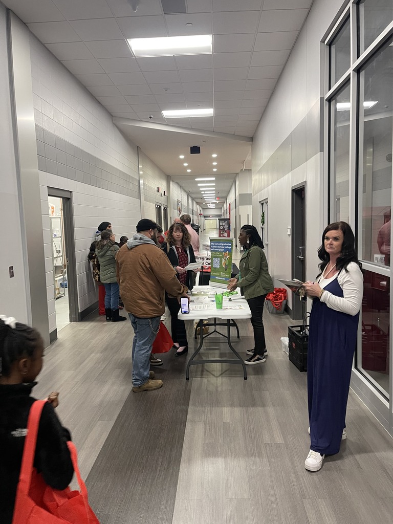 Families talking to the Dual Enrollment colleges