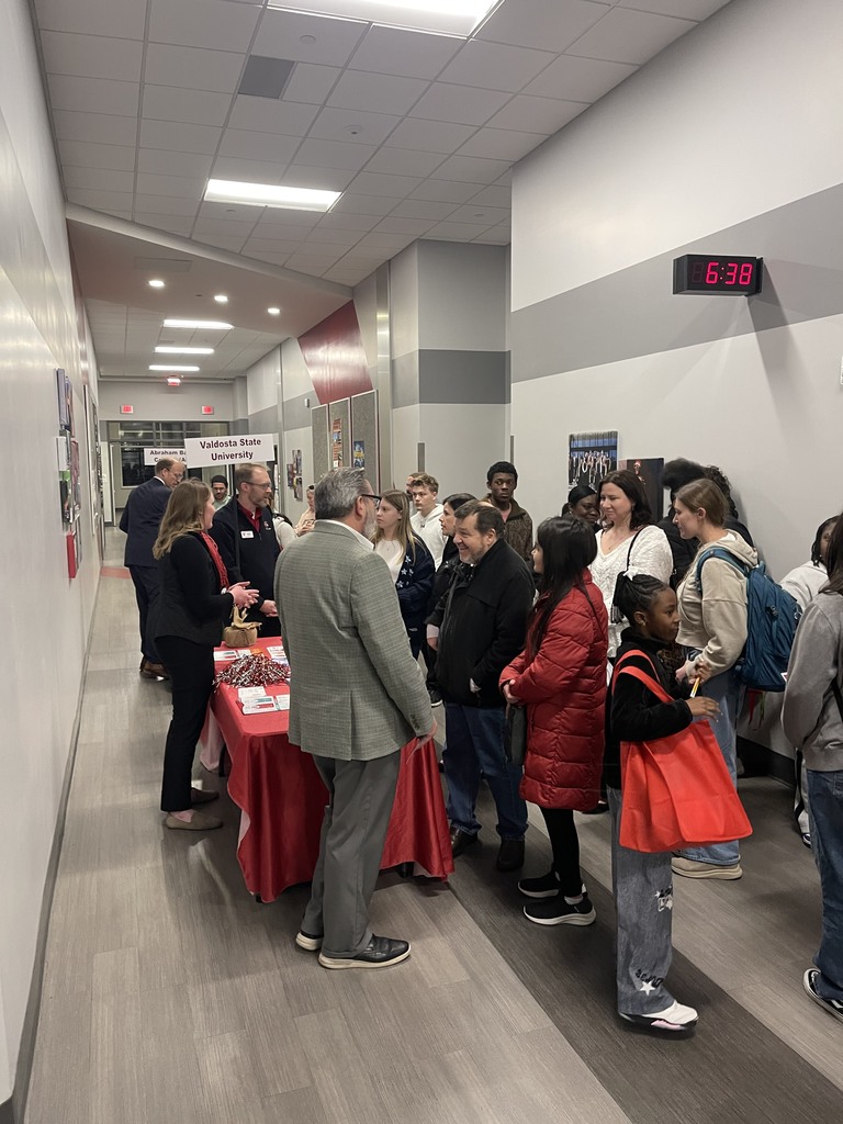 Families talking to the Dual Enrollment colleges