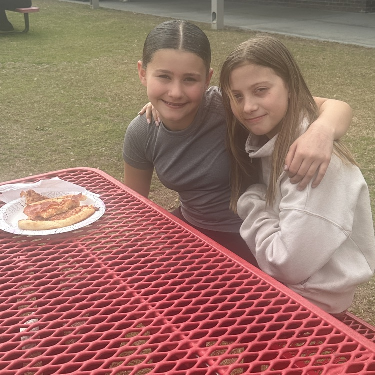 students eating pizza 