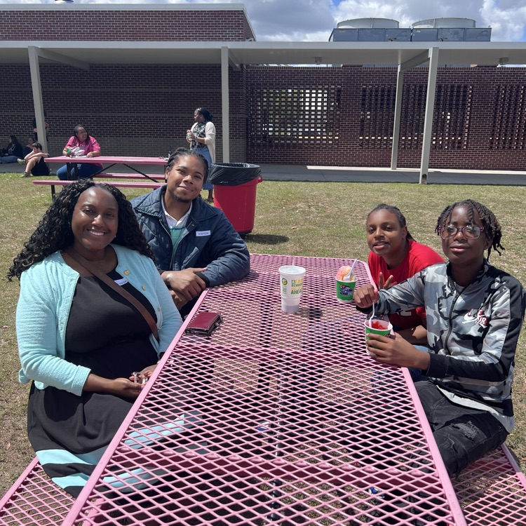 families eating lunch outside 