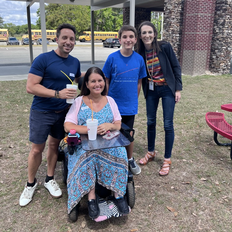 families eating lunch outside 