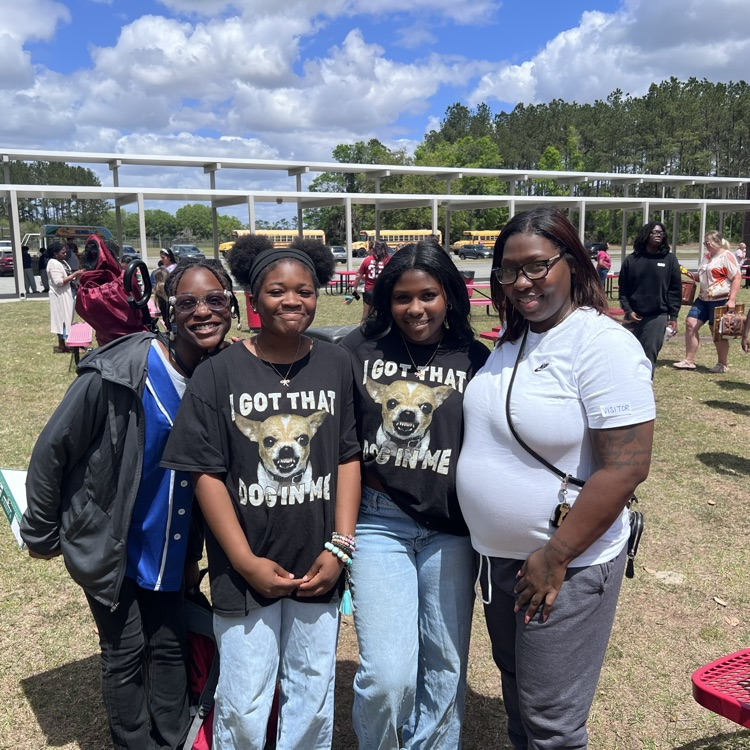 families eating lunch outside 