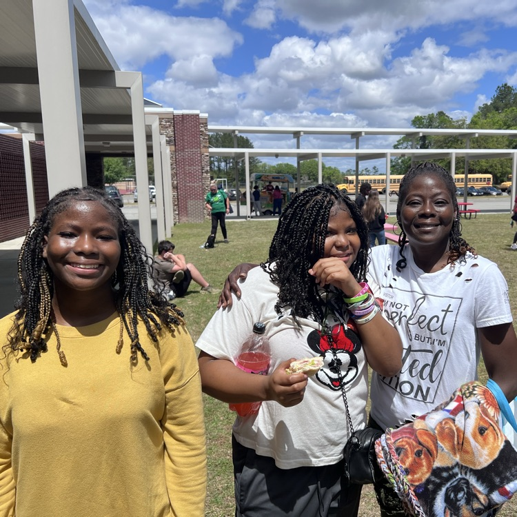 families eating lunch outside 