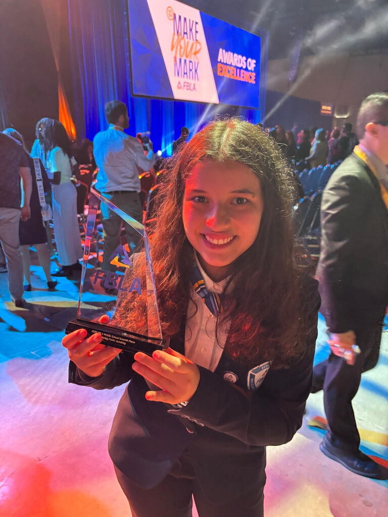Maria with award
