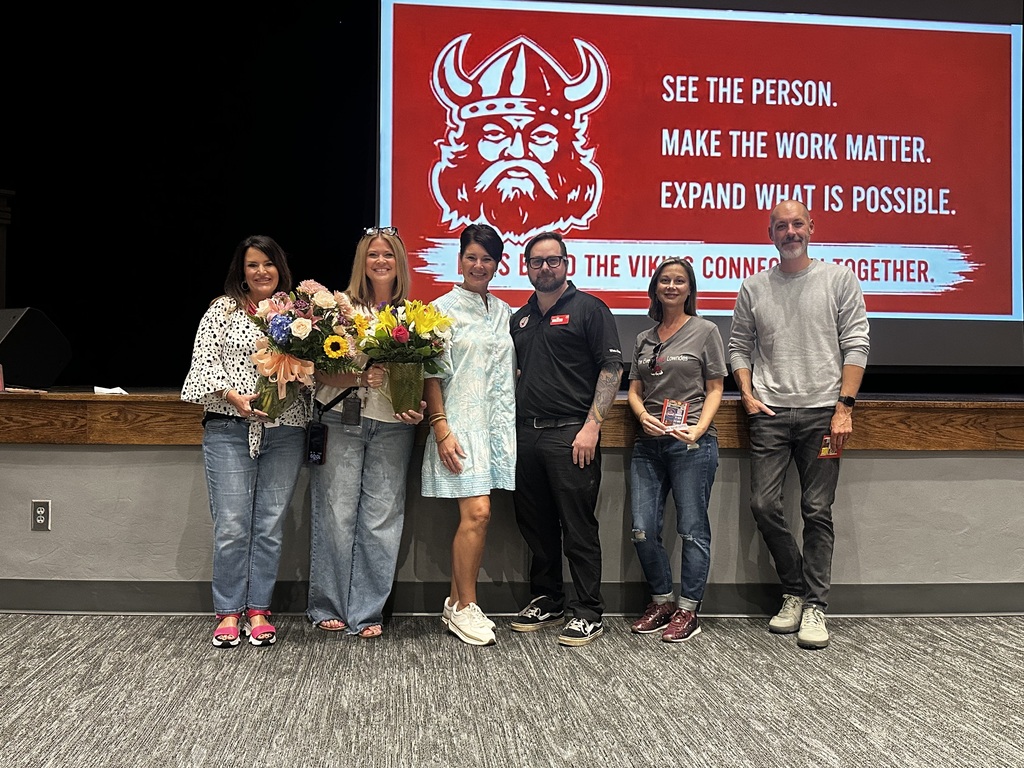 Assistant principal with Winn Dixie representative and 4 teachers who won door prizes