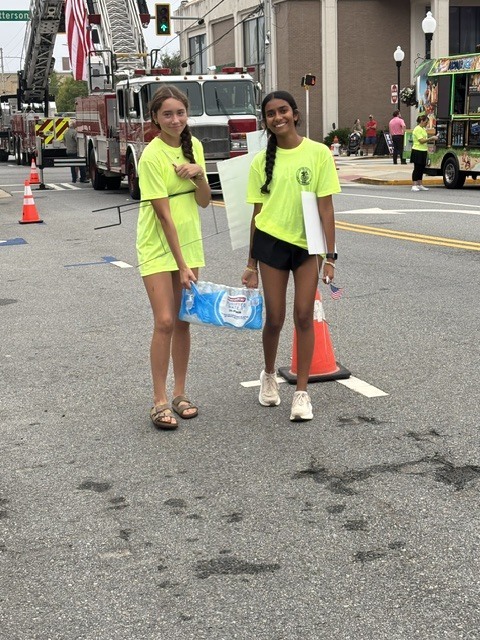 FBLA Members volunteering handing out water