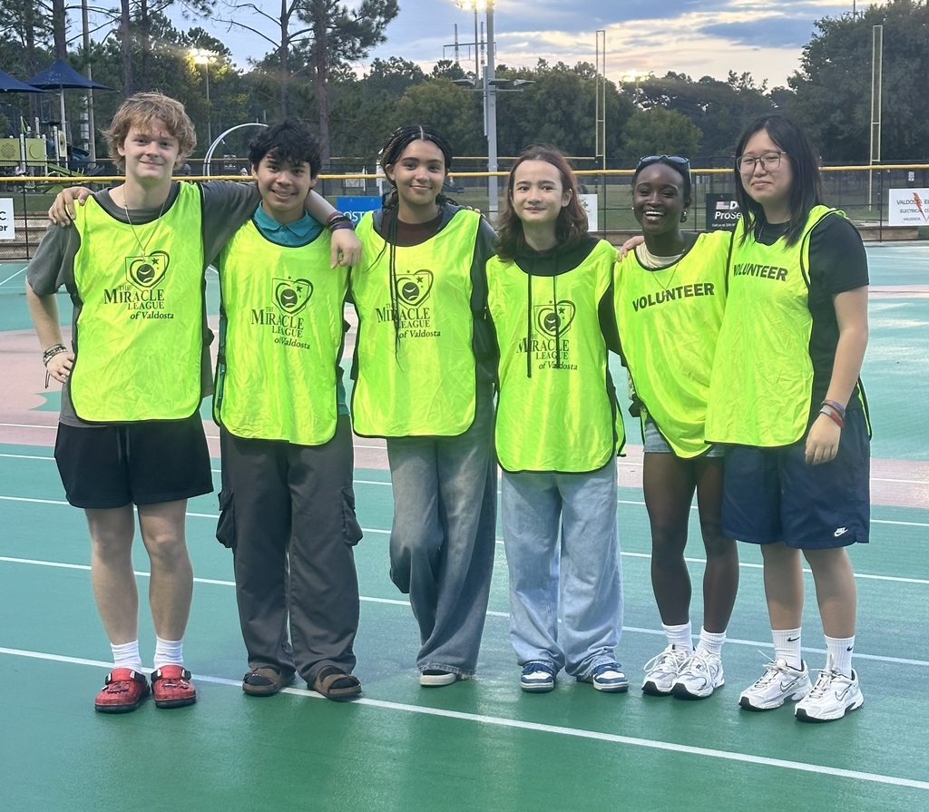 6 FCCLA members in Volunteer vests