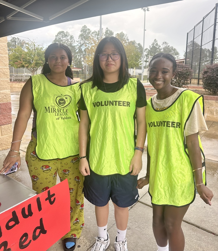 3 FCCLA members in Volunteer vests