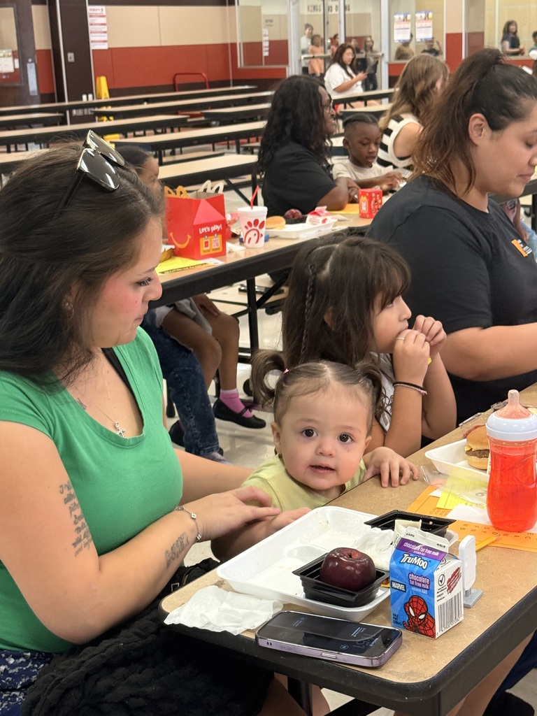 mom and child eating lunch