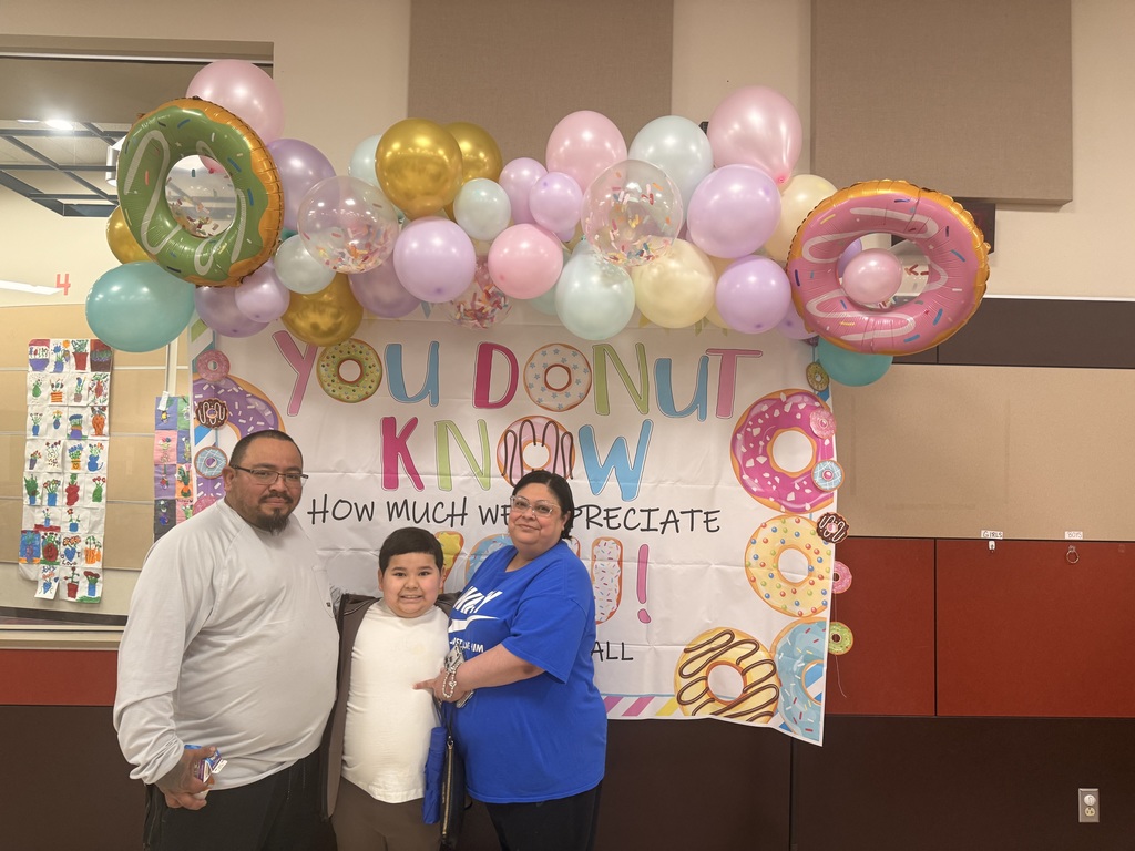 parents and child at the donuts with grownups event