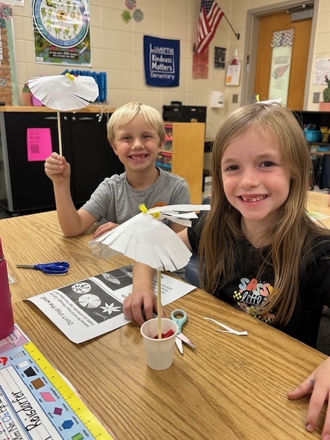 Mrs. Reker's 1st grade class did a science experiment in which we modified a beach umbrella so it was able to stand up to stronger wind. We learned about how trees are able to stand even in windy conditions.