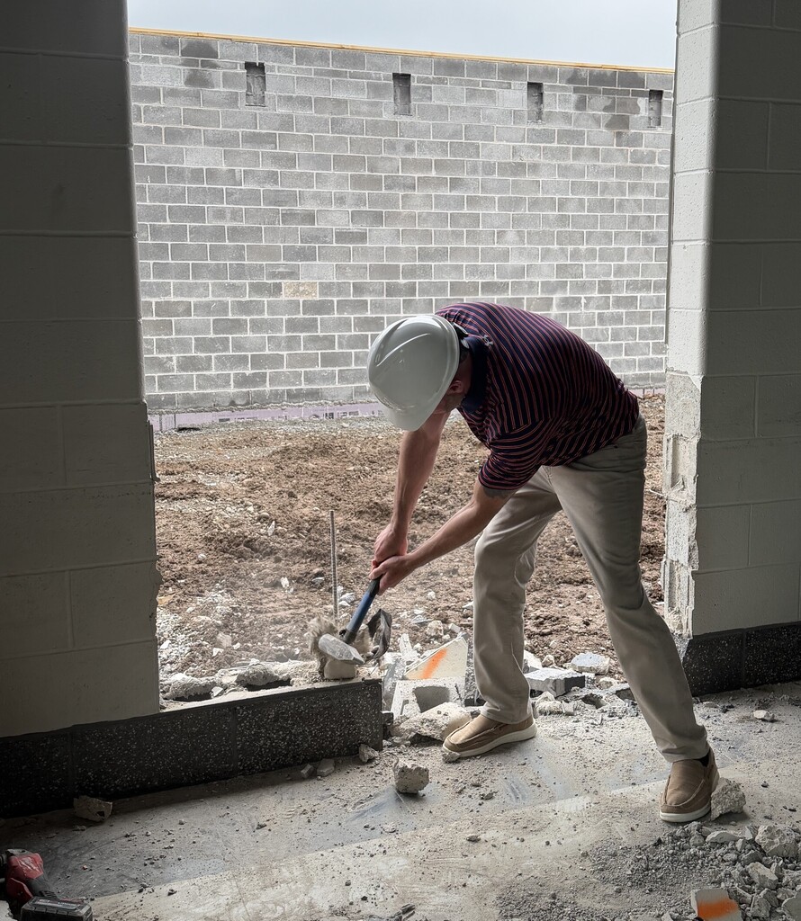 Mr. Minium hammering the wall