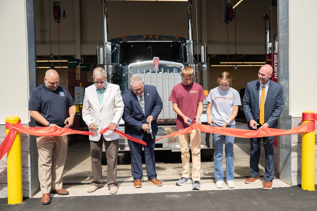 Rep Hamm cutting ribbon