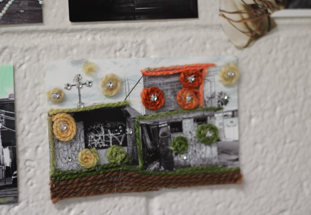 From lens to mixed media, from blank tiles to bold statements—our Photography and Advanced Art students are redefining creative space. Proof that art doesn’t stay on the walls… it becomes the room. 🌟