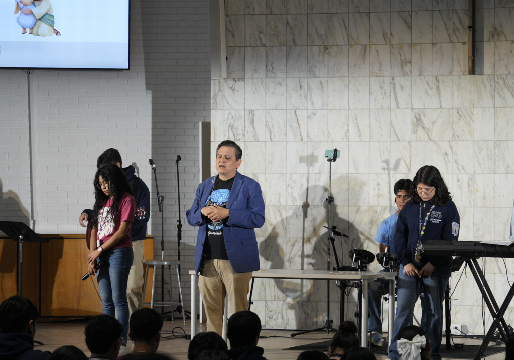 We love Fridays! 💙 There’s no better way to finish the week strong than coming together for Chapel. 🙏✨