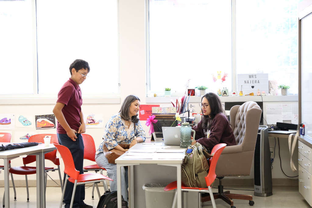 Grateful for all the parents who showed up for conferences! When we work together, our students succeed. 💙📚 Agradecidos con todas las familias que asistieron a las conferencias. ¡Cuando trabajamos juntos, nuestros estudiantes tienen éxito! 💙📚