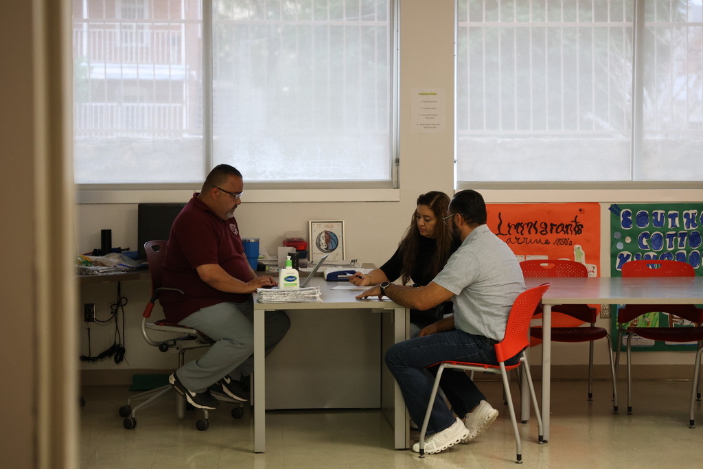 Grateful for all the parents who showed up for conferences! When we work together, our students succeed. 💙📚 Agradecidos con todas las familias que asistieron a las conferencias. ¡Cuando trabajamos juntos, nuestros estudiantes tienen éxito! 💙📚