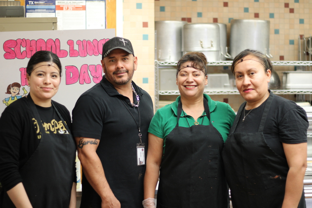 Happy School Lunch Hero Day! 🍎  Thank you, Victor Garcia and Angelica Chacon, for your hard work every day and to our amazing parent volunteers for your support! 💛    #ThankYou #SchoolCommunity