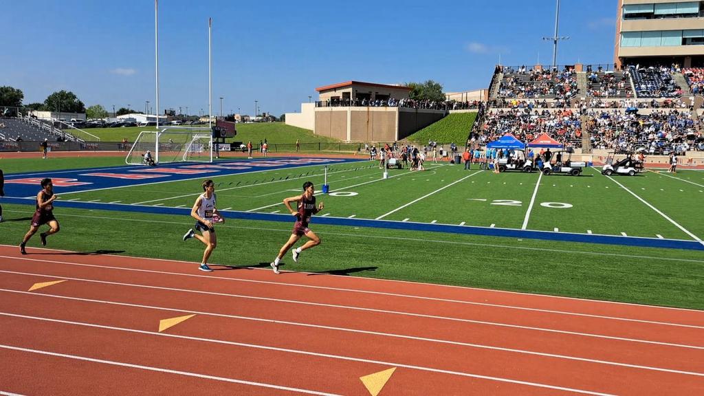 So proud of this team and everything they accomplished this season! 🏅 State Track Recap: • Fernando Manriquez — 3rd in State (800m) & 4th in State (400m) • Jose Luis Dionicio — 6th in State (800m) • Girls 4x400 Relay — 8th in State • Boys 4x400 Relay — 5th in State Proud of our athletes, coaches, and everyone who helped make this year unforgettable! 💙🏃♂️🏃♀️