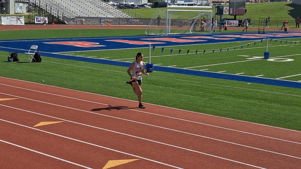 So proud of this team and everything they accomplished this season! 🏅 State Track Recap: • Fernando Manriquez — 3rd in State (800m) & 4th in State (400m) • Jose Luis Dionicio — 6th in State (800m) • Girls 4x400 Relay — 8th in State • Boys 4x400 Relay — 5th in State Proud of our athletes, coaches, and everyone who helped make this year unforgettable! 💙🏃♂️🏃♀️