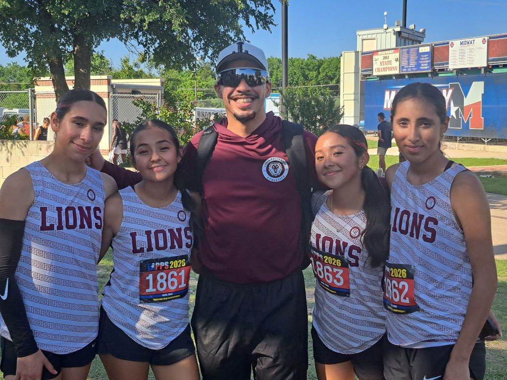 So proud of this team and everything they accomplished this season! 🏅 State Track Recap: • Fernando Manriquez — 3rd in State (800m) & 4th in State (400m) • Jose Luis Dionicio — 6th in State (800m) • Girls 4x400 Relay — 8th in State • Boys 4x400 Relay — 5th in State Proud of our athletes, coaches, and everyone who helped make this year unforgettable! 💙🏃♂️🏃♀️