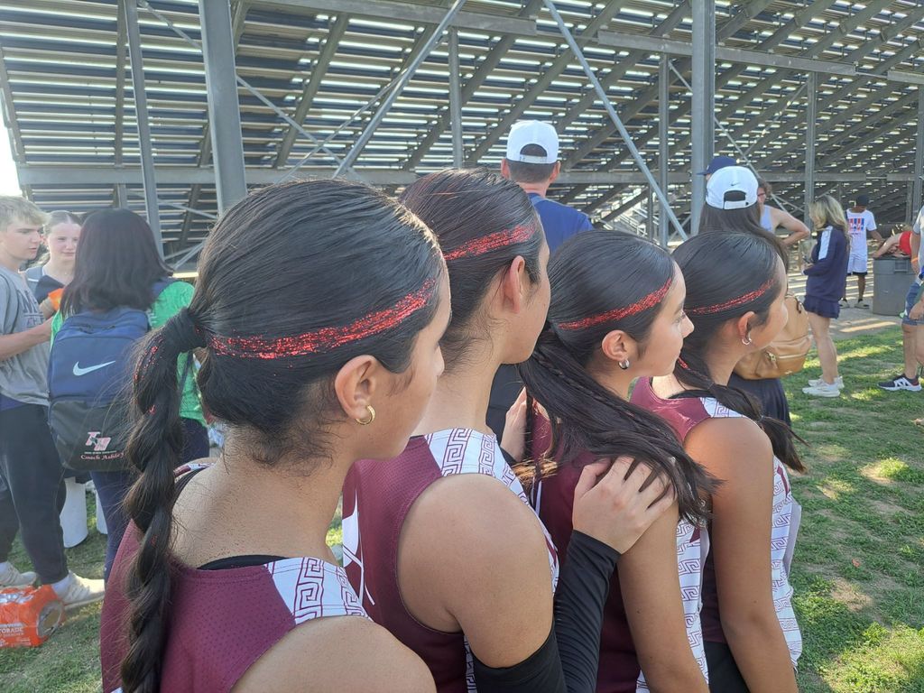 So proud of this team and everything they accomplished this season! 🏅 State Track Recap: • Fernando Manriquez — 3rd in State (800m) & 4th in State (400m) • Jose Luis Dionicio — 6th in State (800m) • Girls 4x400 Relay — 8th in State • Boys 4x400 Relay — 5th in State Proud of our athletes, coaches, and everyone who helped make this year unforgettable! 💙🏃♂️🏃♀️