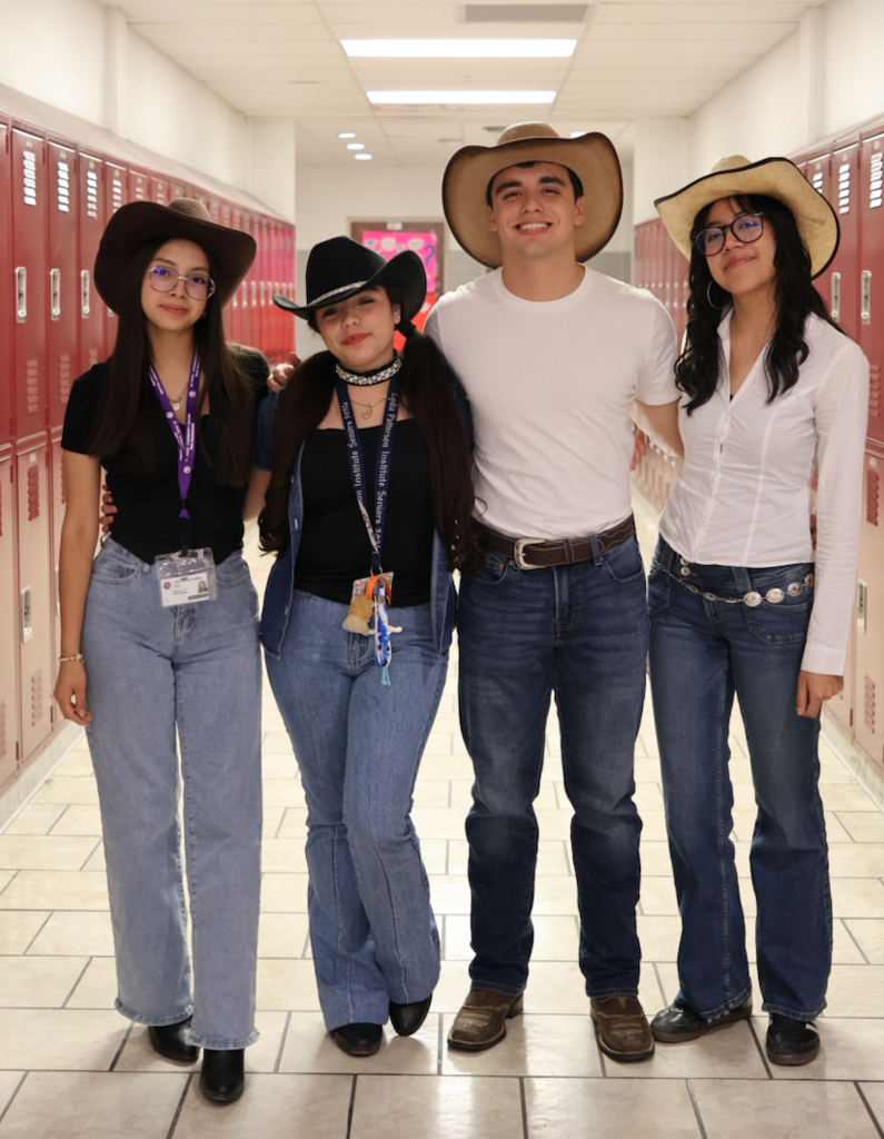 Saddle up seniors… graduation is ridin’ into town 🤎🐴