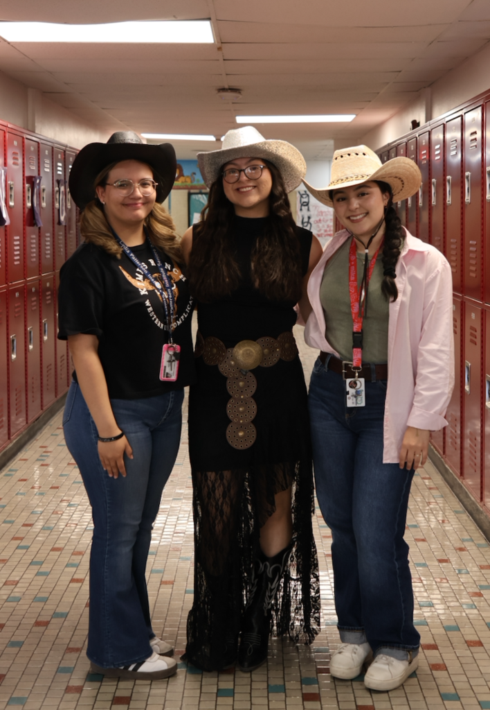 Saddle up seniors… graduation is ridin’ into town 🤎🐴