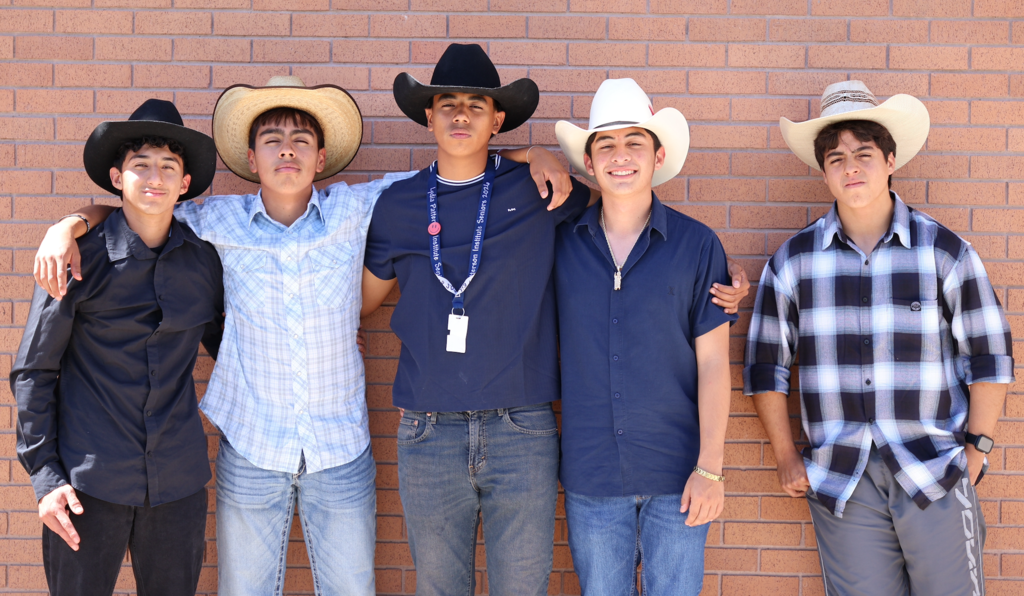 Saddle up seniors… graduation is ridin’ into town 🤎🐴