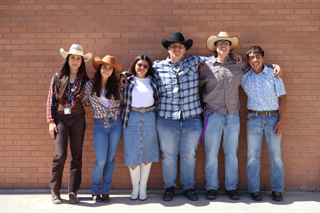 Saddle up seniors… graduation is ridin’ into town 🤎🐴