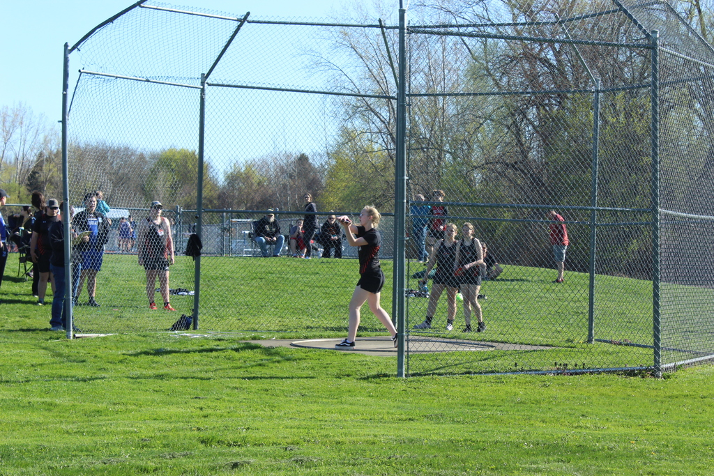 girl preparing to throw discus