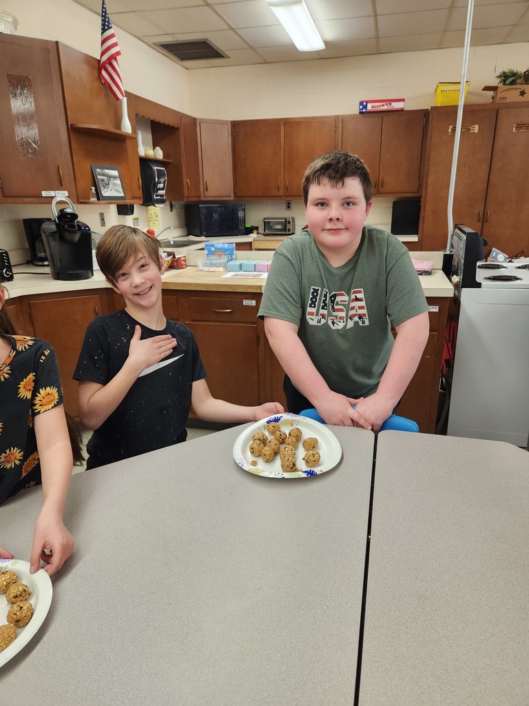 students with a plate of food