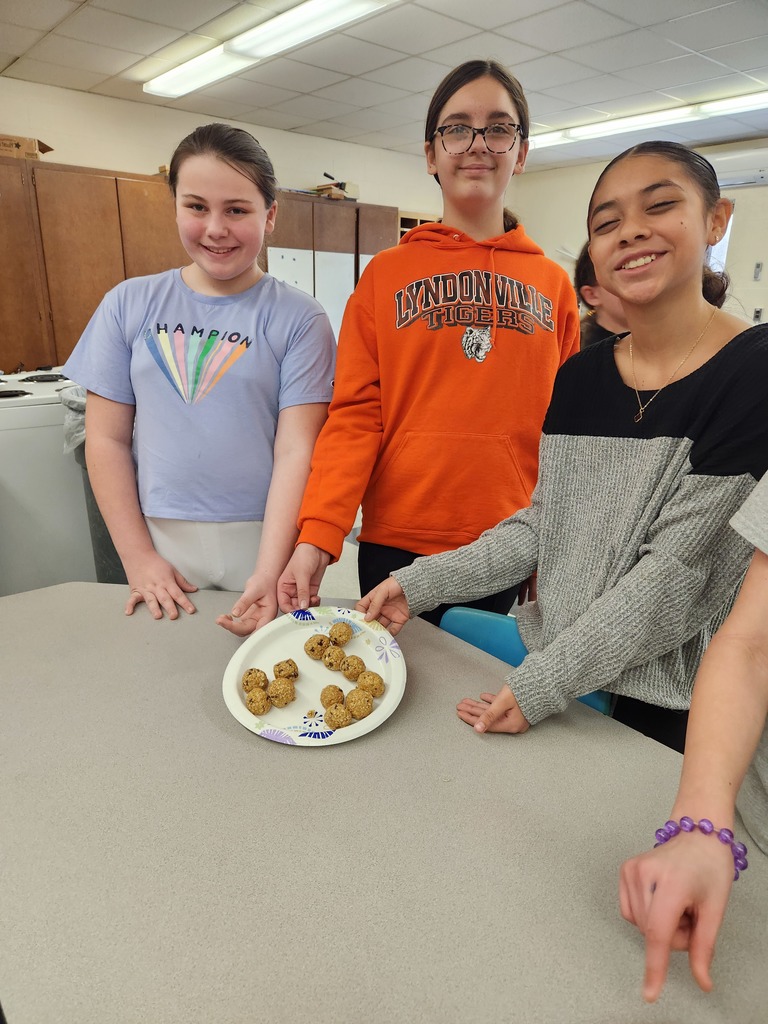 students with a plate of food
