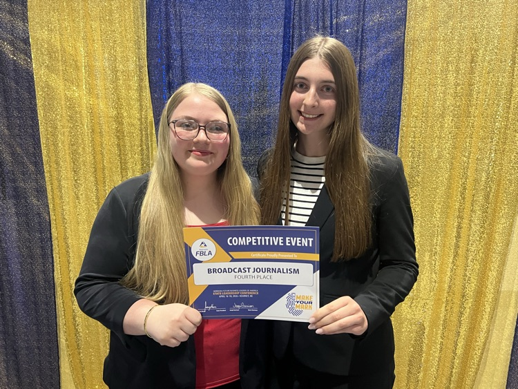 Kaylee and Kellyn place 4th in Broadcast Journalism.