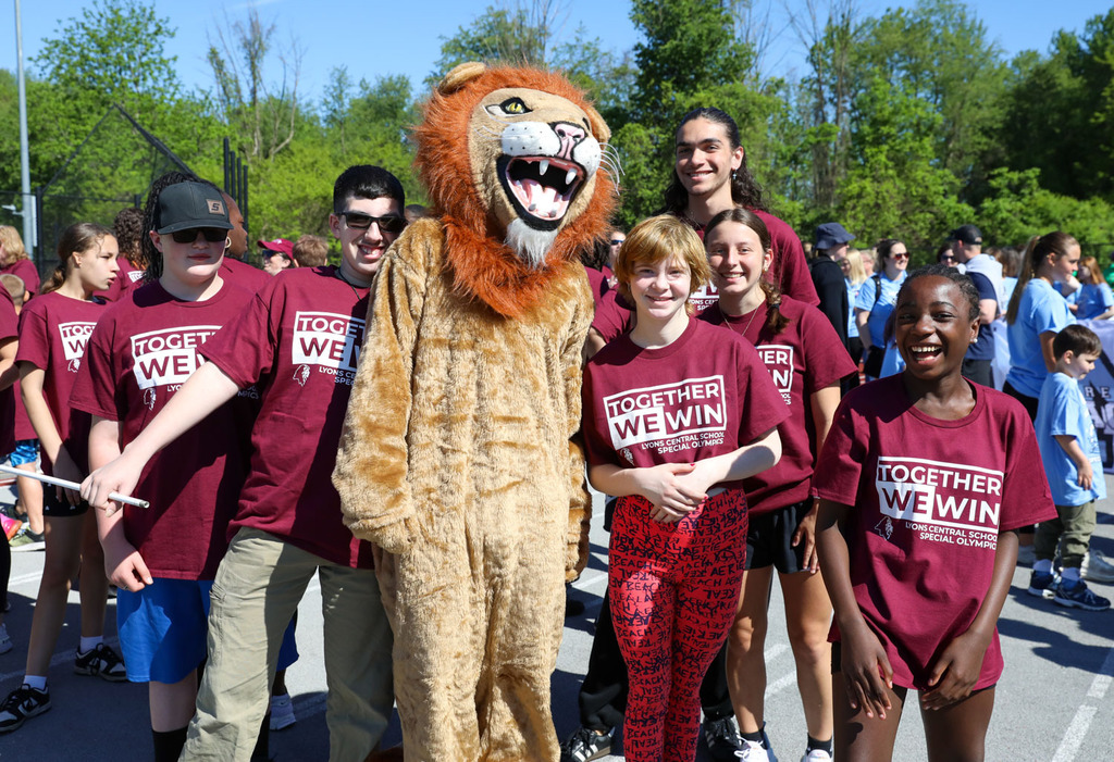students posing with lion
