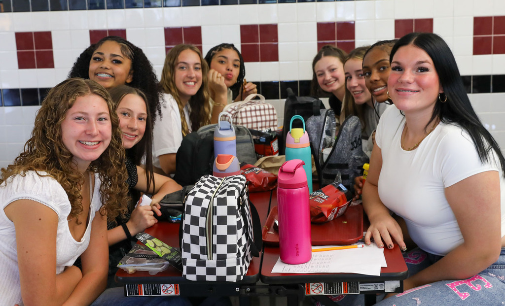 girls at lunch