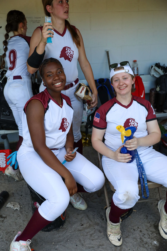 softball players