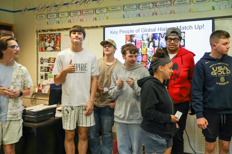 students working together o project